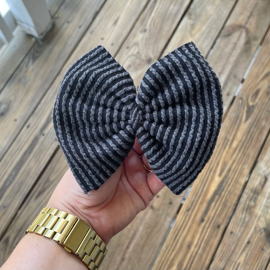 Black Waved Bow